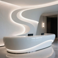 Bureau d'accueil moderne en plastique PETG rose extensible avec signalétique rétroéclairée en forme de fleur distinctive pour bureaux commerciaux, hôtels et centres commerciaux