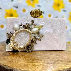 Sac à main et embrayages en résine faits à la main de luxe fabriqués avec de superbes motifs de couleurs riches pour les personnes soucieuses de la mode - Product Image 4