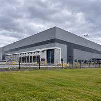 Entrepôt à structure métallique lourde, charpente portique boulonnée, atelier métallique résistant au vent, bâtiment industriel de distribution