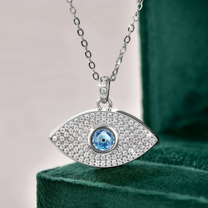 Collier pendentif Hip Hop œil porte-bonheur entièrement serti de zircone cubique bleue, en cuivre pur plaqué or 14 carats, vente en gros pour femmes - Product Image 4