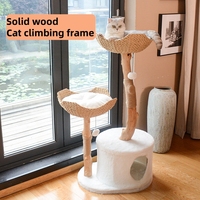 Arbre à chat artisanal en bois naturel avec poteaux à gratter en sisal, perchoirs en rotin tressé et grotte fermée – Tour d'activités intérieure pour chat
