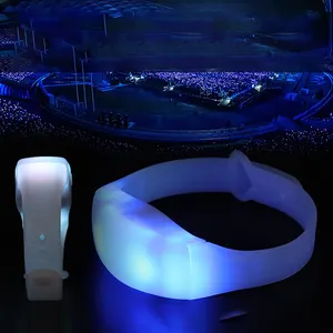 Aangepaste Gepersonaliseerde Bruiloft Led Verlichte Plastic Armbanden Batterij Oplaadbare Lichtgevende Polsband