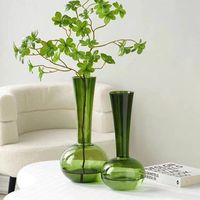 Vase en verre émaillé minimaliste vert olive fait à la main, art de niche, arrangement floral d'orchidée papillon, décoration de salon