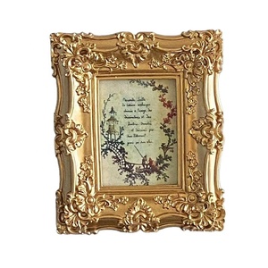 Cornice Artigianale in Resina Fatta a Mano, Mini Regalo di Nozze e Cornici Decorative per Foto Fatte in Casa - Product Image 1