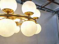 Lustre LED sur mesure haut de gamme, cadre en laiton, abat-jour en verre opale, grand lustre pour escalier, hall d'entrée