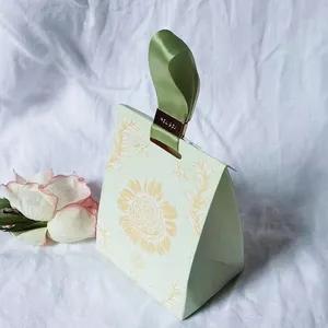 뜨거운 판매 달콤한 결혼 선물 사탕 포장 선물 상자 리본 양각 인쇄 고급 골판지 컵케익 상자 종이 상자