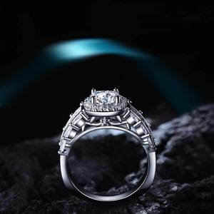 Anello con Cristalli Incastonati per Donne, Elegante Accessorio Moda per Uso Quotidiano e Feste - Product Image 4