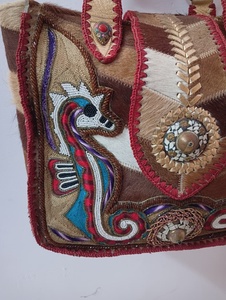 Bolso de Mano de Cuero Genuino para Mujer, Color Marrón, Hecho a Mano, con Forro de Algodón Suave, Cierre de Cremallera Resistente y Detalle de Pluma - Product Image 2