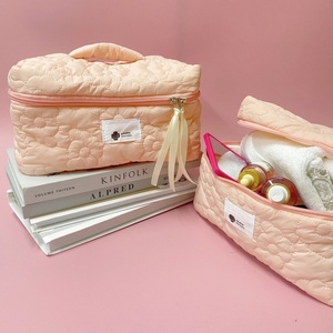 Bolsa de maquillaje con patrón de flores, organizador de artículos de tocador, bolsa de cosméticos acolchada con cremallera, bolsa de belleza para lavado de viaje para mujer - Product Image 1