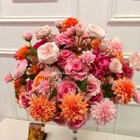 Fleurs de table multicolores, décoration de mariage d'hôtel, bouquet artificiel vibrant avec des roses, des dahlia roses, pêche et corail