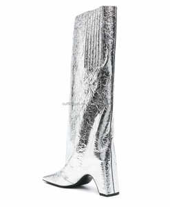 Botas Metálicas Plateadas de Cuero de Becerro con Efecto Metálico, Tacón de Puente de 8.5cm/3.3 Pulgadas, de Lujo para Mujer, Altura hasta la Rodilla, Suela de Cuero - Product Image 3