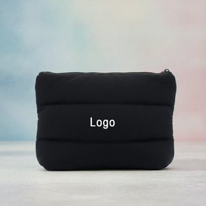 กระเป๋าเครื่องสำอางแบบพกพาขนาดใหญ่ ยี่ห้อ Private Label  วัสดุ Neoprene  แบบมีซิป  สำหรับจัดเก็บเครื่องสำอางและอุปกรณ์อาบน้ำ - Product Image 2