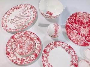 Nouveau produit, style européen, service de table en porcelaine fine de luxe rouge 41 pièces avec motif végétal, logo personnalisé et boîte cadeau - Product Image 5