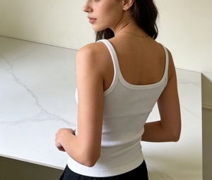 Top Corto Sportivo da Donna Bianco Leggero con Logo Ricamato Personalizzato, Traspirante e Costolato per l'Estate - Product Image 5