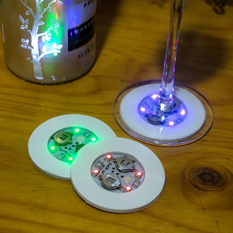 La bottiglia della barra di illuminazione del centrotavola in stile moderno ha condotto la luce decorativa rotonda Base del vaso di vetro RGB LED Coaster Remote