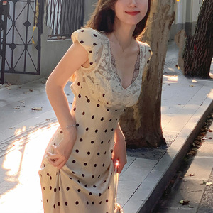 เดรสผ้าซาตินลายจุดสไตล์ฝรั่งเศส แต่งขอบลูกไม้ คอวี เหมาะสำหรับใส่ไปเที่ยวคลับช่วงฤดูร้อน เอวเข้ารูป ผลิตจากผ้าโพลีเอสเตอร์ - Product Image 4