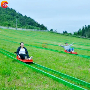 Piste de pelouse extérieure scénique herbe ski parc d'attractions herbe de vitesse herbe volante prairie à flanc de colline glissant sur les voitures - Product Image 1