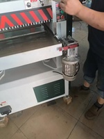 Raboteuse à bois robuste 4 kW avec tête de coupe droite et profondeur de rabotage de 220 mm
