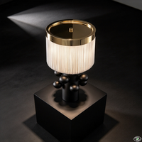 Lampe de chevet élégante de haute qualité, base sphérique en métal, abat-jour en crêpe crème, style mid-century.