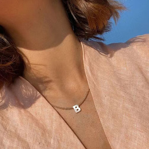 Collar gargantilla con colgante de letra delicada para mujer, cadena de cuentas de cristal minimalista de lujo, joyería de moda para damas que no se deslustra. - Product Image 3
