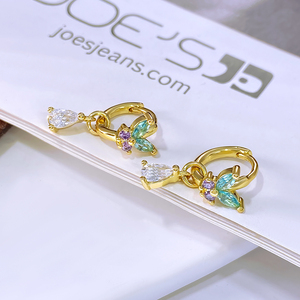 Listos para Enviar, Lindos y Modernos Pendientes de Aro con Mariposa de Circonita Cúbica Chapados en Oro de 18K para Mujer - Product Image 4