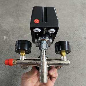 Régulateur d'air avec deux manomètres et bouton rouge pour compresseur d'air - Product Image 3