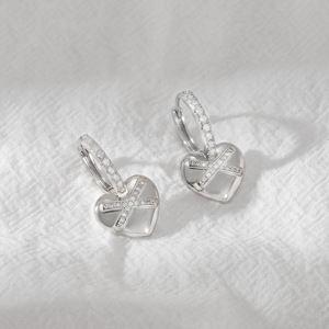 Pendientes con forma de corazón, engaste de bisel de color dorado, joyería de moda para mujer - Product Image 3