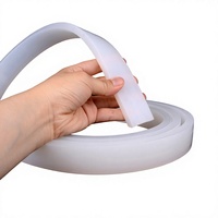 Bande d'étanchéité en silicone résistante aux hautes températures pour boîte lumineuse, profil de couture en forme de croissant, carrée, blanche