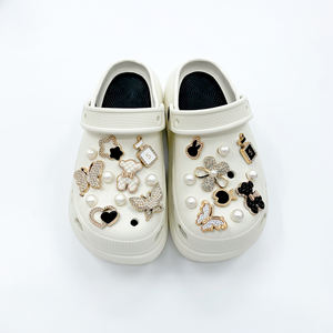 Breloques de <span class=keywords><strong>chaussures</strong></span> Offre Spéciale Bling pour <span class=keywords><strong>chaussures</strong></span> sabots <span class=keywords><strong>Croc</strong></span>, strass de créateur de luxe chaîne de perles décorations de <span class=keywords><strong>chaussures</strong></span> épingles accessoires - Product Image 2