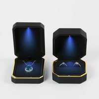 Ensemble d'emballage de bijoux : Boîte à bague de fiançailles, boîte à pendentif, présentoir à bijoux, boîte à boucles d'oreilles et boîte à bijoux avec lumière LED pour bagues