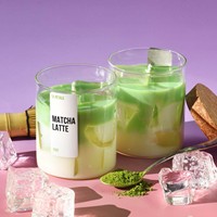 Erdbeer-Pudding Sommer-Matcha Duftkerze in Becherform aus Sojawachs mit Erdbeer-Matcha-Latte-Duft