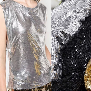 Tissu métallique flexible pour la création de mode avant-gardiste et de costumes de scène avec des propriétés drapées - Product Image 1