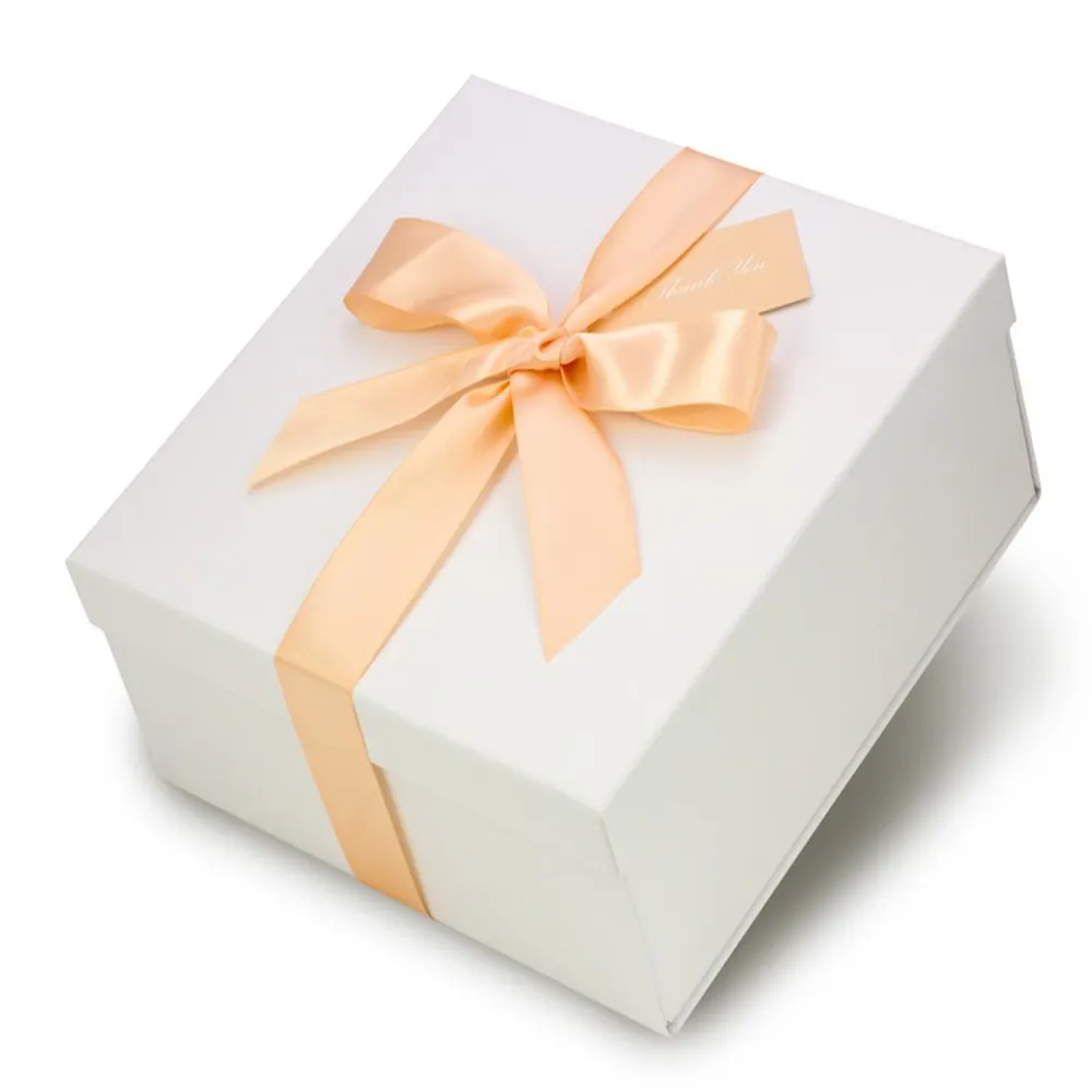 Blanco tapa y en el fondo de la caja de regalo de boda con cinta y fondo de caja de papel de cartón de regalo de cumpleaños, regalo de aniversario de