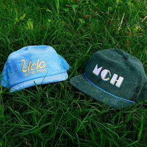 Gorras de Béisbol Personalizadas de 5 Paneles, Sin Estructura, con Logotipo Bordado en Metal, Cierre a Presión, con Cuerda Azul - Product Image 1