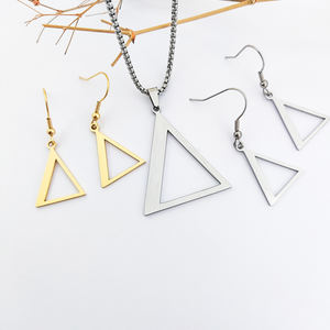 Collier pendentif en triangle géométrique en acier inoxydable 316L Collier à breloques en forme de pyramide Delta avec lettres <span class=keywords><strong>grecques</strong></span> Vendeurs de bijoux - Product Image 5