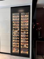 Armoire de rangement et de présentation de vin en acier inoxydable de luxe moderne pour la maison, l'hôtel et le restaurant