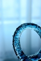 Objet d'art contemporain en verre soufflé rose, sculpture musicale abstraite faite à la main avec des formes fluides pour la décoration de maison de luxe