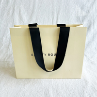 Tas Kertas Hadiah Belanja Kosmetik dan Perhiasan Mewah Ramah Lingkungan dengan Proses Embossing Logo dan Pegangan Pita