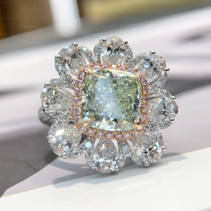 Bague en or 9K-18K avec diamant vert taille oreiller – Diamant de laboratoire certifié IGI, accentué par des diamants taille poire et taille rond - Product Image 6