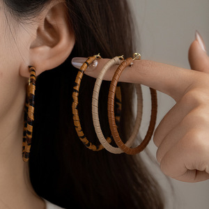 Boucles d'<span class=keywords><strong>oreilles</strong></span> Maillard Style Luxe Léger en Cuir, <span class=keywords><strong>Grandes</strong></span> Boucles d'<span class=keywords><strong>Oreilles</strong></span> Créatives pour Femmes, Design Niche, Boucles d'<span class=keywords><strong>Oreilles</strong></span> Exagérées en Forme de Visage, Petites Boucles d'<span class=keywords><strong>Oreilles</strong></span> Émotionnelles - Product Image 1