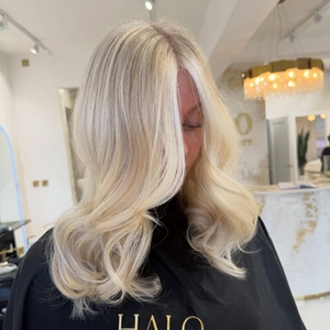 Perruques en cheveux russes de bonne qualité pour femmes, couleur blond clair avec mèches, perruque ondulée avec dentelle frontale sans colle, personnalisable - Product Image 2