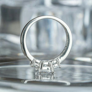 Anello di fidanzamento da donna in platino con diamante taglio smeraldo e pietre laterali a baguette, colore D naturale, F859 - Product Image 6