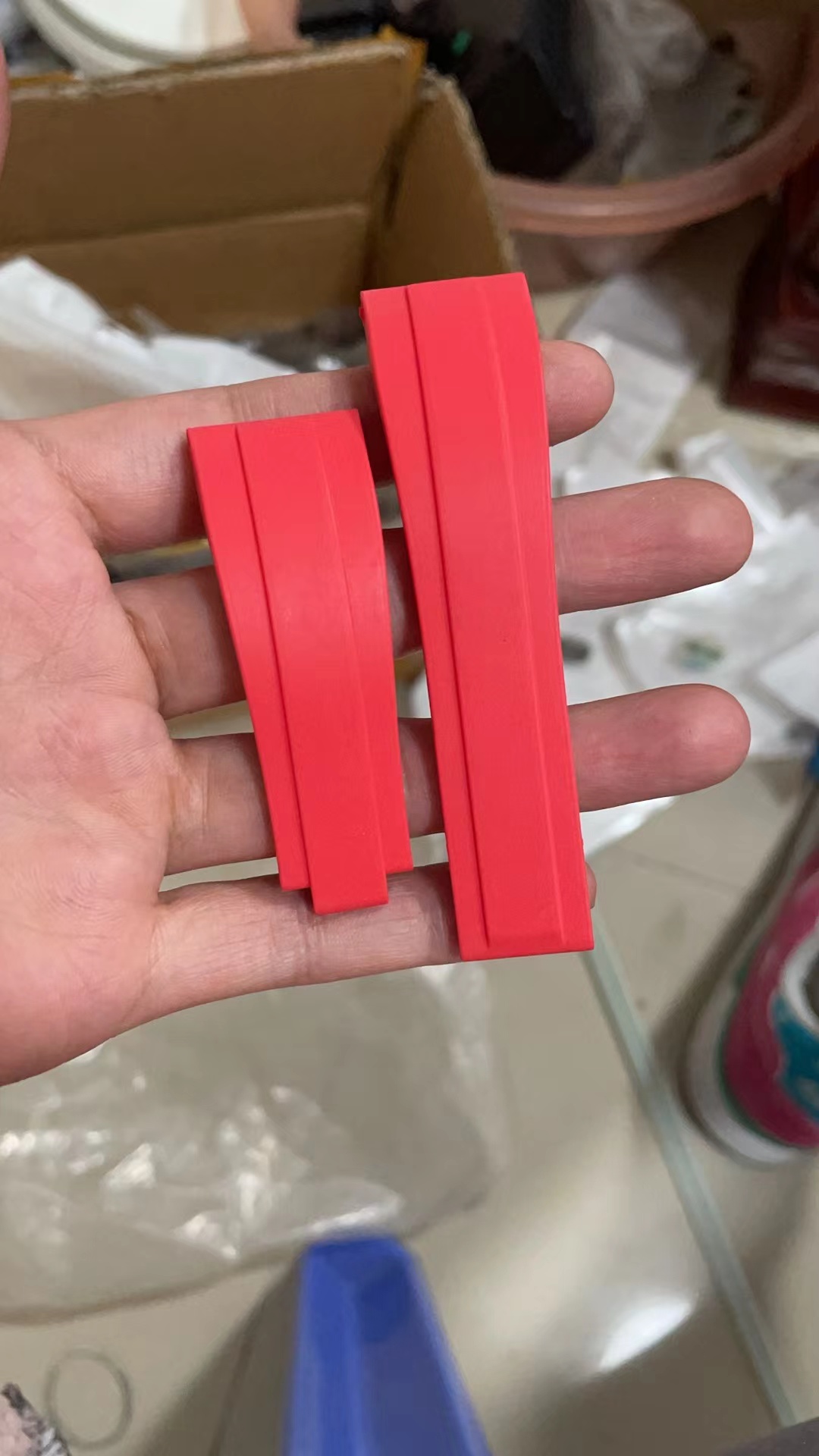 สีแดงไม่มีโลโก้หรือโลโก้