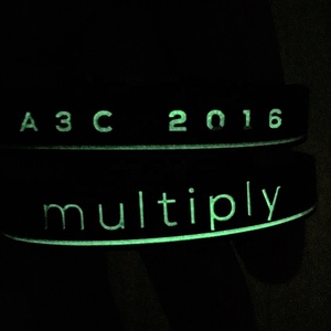 Braccialetto In Silicone luminoso personalizzato Glow In Dark Slap bracciale con testi luminosi - Product Image 4