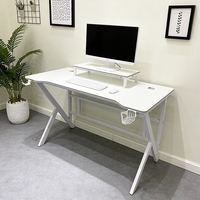 Bureau de jeu blanc avec cadre en K, support pour écran, porte-gobelet et support pour casque, idéal pour les petites salles de jeu