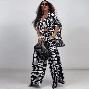 Costume imprimé noir et <span class=keywords><strong>blanc</strong></span> en gros, haut à manches courtes col en V, logo personnalisé, <span class=keywords><strong>pantalon</strong></span> droit ample, directement de l'usine - Product Image 3