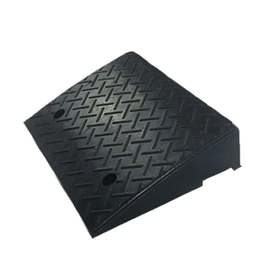 SW SW-CRA01 Rampa Portátil de Goma Antipresión para Bordillos, 480*340*100mm, Capacidad 5000kg, Velocidad de Tráfico 1-5 mph, Hormigón - Product Image 1