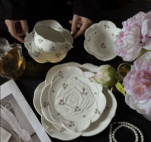 Juego de Vajilla de Cerámica con Delicados Capullos de Rosa Rosa - Platos, Tazas y Platillos de Porcelana para Restaurantes, Bodas, Eventos y Venta al por Mayor - Product Image 2