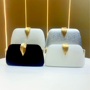 Nouvelle pochette de soirée en velours pour le commerce transfrontalier, style féminin, haut de gamme, idéale pour les robes et les tenues chinoises. - Product Image 4