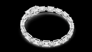 Brazalete de Diamantes Cultivados en Laboratorio con Corte Esmeralda en Oro de 14K y 18K con un Diseño Moderno y Elegante de Aspecto Atemporal - Product Image 4